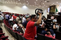 Jueves 17 de diciembre del 2015. Los diputados del Congreso de Chiapas interrumpen la sesión de este medio día durante el temblor que ocurre en la depresión central de este estado del sureste de México.