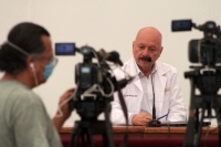 Jueves 16 de abril del 2020: Tuxtla Gutiérrez. Los reporteros también buscan un poco de protección extra usando algunas mascarillas durante la búsqueda diaria de noticias en la ciudad