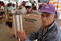 Jueves 19 de noviembre del 2015. Tuxtla Gutiérrez. La entrega de Televisores Digitales del Programa de Transición a la Televisión Digital Terrestre TLT de la SCT a hogares de escasos recursos definidos por la SEDESOL y con la colaboración del Servicio Pos