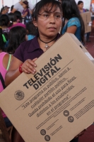 Jueves 19 de noviembre del 2015. Tuxtla Gutiérrez. La entrega de Televisores Digitales del Programa de Transición a la Televisión Digital Terrestre TLT de la SCT a hogares de escasos recursos definidos por la SEDESOL y con la colaboración del Servicio Pos
