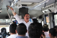 Jueves 21 de junio del 2012. Tuxtla Gutiérrez, Chiapas. Samuel Toledo en esta ocasión se sube al Conejo Bus para realizar proselitismo político este medio día.