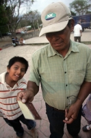Especial/28 años de la explosión del Chichonal, el Espíritu de Nuestra Señora Humeante/Don Evaristo Gómez González, sobreviviente de la comunidad Antigua Carmen Tonapak, observa una vieja fotografía de 1981 donde observa el lugar donde estuviera esta comu