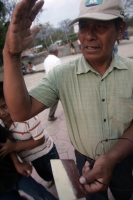 Especial/28 años de la explosión del Chichonal, el Espíritu de Nuestra Señora Humeante/Don Evaristo Gómez González, sobreviviente de la comunidad Antigua Carmen Tonapak, observa una vieja fotografía de 1981 donde observa el lugar donde estuviera esta comu