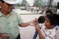 Especial/28 años de la explosión del Chichonal, el Espíritu de Nuestra Señora Humeante/Don Evaristo Gómez González, sobreviviente de la comunidad Antigua Carmen Tonapak, observa una vieja fotografía de 1981 donde observa el lugar donde estuviera esta comu