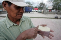 Especial/28 años de la explosión del Chichonal, el Espíritu de Nuestra Señora Humeante/Don Evaristo Gómez González, sobreviviente de la comunidad Antigua Carmen Tonapak, observa una vieja fotografía de 1981 donde observa el lugar donde estuviera esta comu