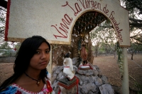 Especial/28 años de la explosión del Chichonal, el Espíritu de Nuestra Señora Humeante/Una joven originaria de la comunidad Nueva Carmen Tonapak posa a lado de la Hermita de la virgen de Guadalupe que ha acompañado a los habitantes de esta localidad que f