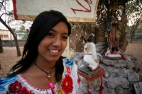 Especial/28 años de la explosión del Chichonal, el Espíritu de Nuestra Señora Humeante/Una joven originaria de la comunidad Nueva Carmen Tonapak posa a lado de la Hermita de la virgen de Guadalupe que ha acompañado a los habitantes de esta localidad que f