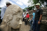 Miércoles 6 de julio. Los trabajadores indígenas que realizan la restauración del Juego de Pelota de la antigua ciudad maya Tonina en Ocosingo, Chiapas posan con orgullo ante las estatuas que el día de hoy el arqueólogo Juan Yadeun da a conocer, como uno 