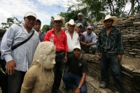 Miércoles 6 de julio. Los trabajadores indígenas que realizan la restauración del Juego de Pelota de la antigua ciudad maya Tonina en Ocosingo, Chiapas posan con orgullo ante las estatuas que el día de hoy el arqueólogo Juan Yadeun da a conocer, como uno 