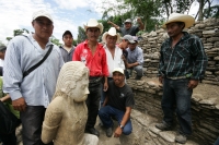 Miércoles 6 de julio. Los trabajadores indÃgenas que realizan la restauración del Juego de Pelota de la antigua ciudad maya Tonina en Ocosingo, Chiapas posan con orgullo ante las estatuas que el dÃa de hoy el arqueólogo Juan Yadeun da a conocer, como uno Miércoles 6 de julio. Los trabajadores indÃgenas que realizan la restauración del Juego de Pelota de la antigua ciudad maya Tonina en Ocosingo, Chiapas posan con orgullo ante las estatuas que el dÃa de hoy el arqueólogo Juan Yadeun da a conocer, como uno