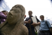 Miércoles 6 de julio. Los trabajadores indígenas que realizan la restauración del Juego de Pelota de la antigua ciudad maya Tonina en Ocosingo, Chiapas posan con orgullo ante las estatuas que el día de hoy el arqueólogo Juan Yadeun da a conocer, como uno 