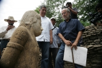 Miércoles 6 de julio. Los trabajadores indígenas que realizan la restauración del Juego de Pelota de la antigua ciudad maya Tonina en Ocosingo, Chiapas posan con orgullo ante las estatuas que el día de hoy el arqueólogo Juan Yadeun da a conocer, como uno 