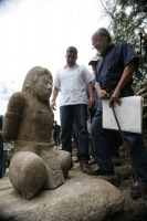 Miércoles 6 de julio. Los trabajadores indígenas que realizan la restauración del Juego de Pelota de la antigua ciudad maya Tonina en Ocosingo, Chiapas posan con orgullo ante las estatuas que el día de hoy el arqueólogo Juan Yadeun da a conocer, como uno 