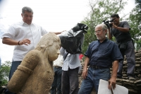 Miércoles 6 de julio. Los trabajadores indÃgenas que realizan la restauración del Juego de Pelota de la antigua ciudad maya Tonina en Ocosingo, Chiapas posan con orgullo ante las estatuas que el dÃa de hoy el arqueólogo Juan Yadeun da a conocer, como uno Miércoles 6 de julio. Los trabajadores indÃgenas que realizan la restauración del Juego de Pelota de la antigua ciudad maya Tonina en Ocosingo, Chiapas posan con orgullo ante las estatuas que el dÃa de hoy el arqueólogo Juan Yadeun da a conocer, como uno
