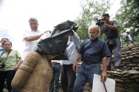 Miércoles 6 de julio. Los trabajadores indígenas que realizan la restauración del Juego de Pelota de la antigua ciudad maya Tonina en Ocosingo, Chiapas posan con orgullo ante las estatuas que el día de hoy el arqueólogo Juan Yadeun da a conocer, como uno 
