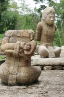 Miércoles 6 de julio. Los trabajadores indígenas que realizan la restauración del Juego de Pelota de la antigua ciudad maya Tonina en Ocosingo, Chiapas posan con orgullo ante las estatuas que el día de hoy el arqueólogo Juan Yadeun da a conocer, como uno 