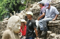Miércoles 6 de julio. Los trabajadores indígenas que realizan la restauración del Juego de Pelota de la antigua ciudad maya Tonina en Ocosingo, Chiapas posan con orgullo ante las estatuas que el día de hoy el arqueólogo Juan Yadeun da a conocer, como uno 