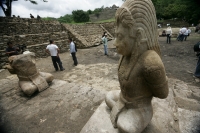 Miércoles 6 de julio. Los trabajadores indígenas que realizan la restauración del Juego de Pelota de la antigua ciudad maya Tonina en Ocosingo, Chiapas posan con orgullo ante las estatuas que el día de hoy el arqueólogo Juan Yadeun da a conocer, como uno 