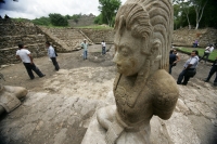 Miércoles 6 de julio. Los trabajadores indígenas que realizan la restauración del Juego de Pelota de la antigua ciudad maya Tonina en Ocosingo, Chiapas posan con orgullo ante las estatuas que el día de hoy el arqueólogo Juan Yadeun da a conocer, como uno 
