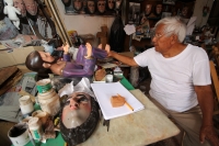Miércoles 14 de mayo del 2014. Chiapa de Corzo. El día del Maestro Artesano. Don Antonio López Hernández o Tío Toñito es el maestro artesano más reconocido en su ciudad natal donde elabora desde hace 30 años las tradicionales mascaras de Parachico, las cu