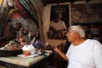 Miércoles 14 de mayo del 2014. Chiapa de Corzo. El día del Maestro Artesano. Don Antonio López Hernández o Tío Toñito es el maestro artesano más reconocido en su ciudad natal donde elabora desde hace 30 años las tradicionales mascaras de Parachico, las cu