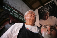 Jueves 13 de enero. En el taller de mascaras de Don Antonio López Hernández se elaboran las artesanías que dan vida a las festividades de San Sebastian en Chiapa de Corzo, se realiza la talla de la madera que darán forma als figuras religiosas y las masca