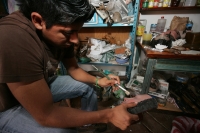 Jueves 13 de enero. En el taller de mascaras de Don Antonio López Hernández se elaboran las artesanías que dan vida a las festividades de San Sebastian en Chiapa de Corzo, se realiza la talla de la madera que darán forma als figuras religiosas y las masca