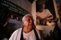 Jueves 13 de enero. En el taller de mascaras de Don Antonio López Hernández se elaboran las artesanías que dan vida a las festividades de San Sebastian en Chiapa de Corzo, se realiza la talla de la madera que darán forma als figuras religiosas y las masca