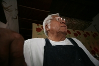 Jueves 13 de enero. En el taller de mascaras de Don Antonio López Hernández se elaboran las artesanías que dan vida a las festividades de San Sebastian en Chiapa de Corzo, se realiza la talla de la madera que darán forma als figuras religiosas y las masca