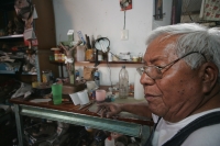 Jueves 13 de enero. En el taller de mascaras de Don Antonio López Hernández se elaboran las artesanÃas que dan vida a las festividades de San Sebastian en Chiapa de Corzo, se realiza la talla de la madera que darán forma als figuras religiosas y las masca Jueves 13 de enero. En el taller de mascaras de Don Antonio López Hernández se elaboran las artesanÃas que dan vida a las festividades de San Sebastian en Chiapa de Corzo, se realiza la talla de la madera que darán forma als figuras religiosas y las masca
