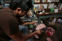 Jueves 13 de enero. En el taller de mascaras de Don Antonio López Hernández se elaboran las artesanías que dan vida a las festividades de San Sebastian en Chiapa de Corzo, se realiza la talla de la madera que darán forma als figuras religiosas y las masca