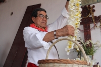 Miércoles 3 de mayo del 2017. Tuxtla Gutiérrez. Las celebraciones de la Santa Cruz dentro de la Comunidad Zoque realizan la ensarta de flores para las ofrendas  y preparan los tamales de hoja para acompañar las procesiones de la danza del torito.