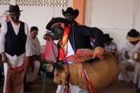 Miércoles 3 de mayo del 2017. Tuxtla Gutiérrez. Las celebraciones de la Santa Cruz dentro de la Comunidad Zoque realizan la ensarta de flores para las ofrendas  y preparan los tamales de hoja para acompañar las procesiones de la danza del torito.