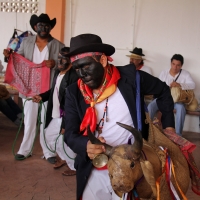 Miércoles 3 de mayo del 2017. Tuxtla Gutiérrez. Las celebraciones de la Santa Cruz dentro de la Comunidad Zoque realizan la ensarta de flores para las ofrendas  y preparan los tamales de hoja para acompañar las procesiones de la danza del torito.