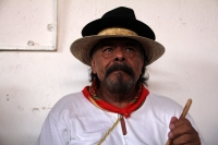 Miércoles 3 de mayo del 2017. Tuxtla Gutiérrez. Las celebraciones de la Santa Cruz dentro de la Comunidad Zoque realizan la ensarta de flores para las ofrendas  y preparan los tamales de hoja para acompañar las procesiones de la danza del torito.