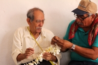 Miércoles 3 de mayo del 2017. Tuxtla Gutiérrez. Las celebraciones de la Santa Cruz dentro de la Comunidad Zoque realizan la ensarta de flores para las ofrendas  y preparan los tamales de hoja para acompañar las procesiones de la danza del torito.