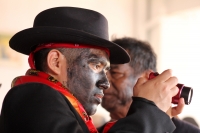 Miércoles 3 de mayo del 2017. Tuxtla Gutiérrez. Las celebraciones de la Santa Cruz dentro de la Comunidad Zoque realizan la ensarta de flores para las ofrendas  y preparan los tamales de hoja para acompañar las procesiones de la danza del torito.