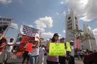 Domingo 27 de febrero. Organizaciones civiles marchan este medio día en la Av central para exigir a las autoridades el respeto por los animales y en contra de las corridas de toros realizando una representación de la violencia en la tauromaquia y la vejac
