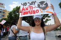 Domingo 27 de febrero. Organizaciones civiles marchan este medio día en la Av central para exigir a las autoridades el respeto por los animales y en contra de las corridas de toros realizando una representación de la violencia en la tauromaquia y la vejac