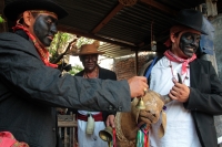 Jueves 3 de mayo del 2018. Tuxtla Gutiérrez. La representación del trato de la venta de un novillo en la época de la colonia se lleva a cabo en la ritualidad de las festividades de la Santa Cruz incluida en el calendario de celebraciones costumbristas Jueves 3 de mayo del 2018. Tuxtla Gutiérrez. La representación del trato de la venta de un novillo en la época de la colonia se lleva a cabo en la ritualidad de las festividades de la Santa Cruz incluida en el calendario de celebraciones costumbristas