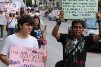 Domingo 27 de febrero. Organizaciones civiles marchan este medio día en la Av central para exigir a las autoridades el respeto por los animales y en contra de las corridas de toros realizando una representación de la violencia en la tauromaquia y la vejac