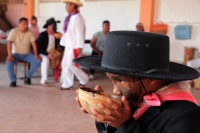 Jueves 3 de mayo del 2018. Tuxtla Gutiérrez. La representación del trato de la venta de un novillo en la época de la colonia se lleva a cabo en la ritualidad de las festividades de la Santa Cruz incluida en el calendario de celebraciones costumbristas Jueves 3 de mayo del 2018. Tuxtla Gutiérrez. La representación del trato de la venta de un novillo en la época de la colonia se lleva a cabo en la ritualidad de las festividades de la Santa Cruz incluida en el calendario de celebraciones costumbristas