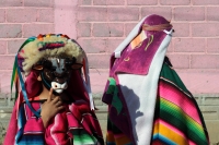 Sábado 19 de enero del 2018. Suchiapa. El grupo de jóvenes mujeres recorre las calles de la comunidad bailando como Parachicos y Toritos gritando vivas durante esta tarde