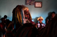 Sábado 19 de enero del 2018. Suchiapa. El grupo de jóvenes mujeres recorre las calles de la comunidad bailando como Parachicos y Toritos gritando vivas durante esta tarde