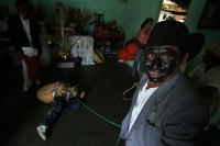 Martes 3 de mayo. La danza Zoque de la Santa Cruz o El Torito Zoque se lleva a cabo en las calles de la ciudad de Tuxtla Gutiérrez cuantes los danzantes salen entrada la mañana desde la iglesia de San Pascualito y visitan los domicilios de quienes solicit