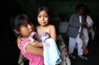 Martes 3 de mayo. La danza Zoque de la Santa Cruz o El Torito Zoque se lleva a cabo en las calles de la ciudad de Tuxtla Gutiérrez cuantes los danzantes salen entrada la mañana desde la iglesia de San Pascualito y visitan los domicilios de quienes solicit