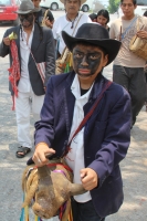 Martes 3 de mayo. La danza Zoque de la Santa Cruz o El Torito Zoque se lleva a cabo en las calles de la ciudad de Tuxtla Gutiérrez cuantes los danzantes salen entrada la mañana desde la iglesia de San Pascualito y visitan los domicilios de quienes solicit