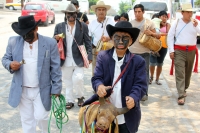 Martes 3 de mayo. La danza Zoque de la Santa Cruz o El Torito Zoque se lleva a cabo en las calles de la ciudad de Tuxtla Gutiérrez cuantes los danzantes salen entrada la mañana desde la iglesia de San Pascualito y visitan los domicilios de quienes solicit