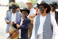Martes 3 de mayo. La danza Zoque de la Santa Cruz o El Torito Zoque se lleva a cabo en las calles de la ciudad de Tuxtla Gutiérrez cuantes los danzantes salen entrada la mañana desde la iglesia de San Pascualito y visitan los domicilios de quienes solicit