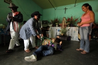 Martes 3 de mayo. La danza Zoque de la Santa Cruz o El Torito Zoque se lleva a cabo en las calles de la ciudad de Tuxtla Gutiérrez cuantes los danzantes salen entrada la mañana desde la iglesia de San Pascualito y visitan los domicilios de quienes solicit